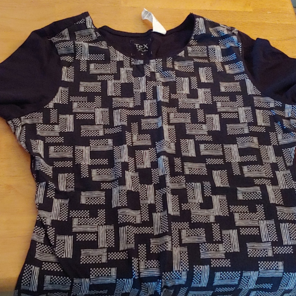 Black and white cap sleeve fitted tshirt